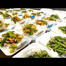 ผัดผักบุ้งราดข้าว