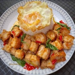 กระเพราหมูกรอบไข่ดาว  ราดข้าว