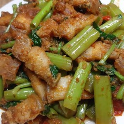 พริกแกงสามชั้นผักบุ้งหวาน