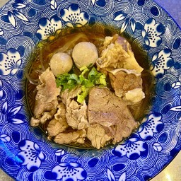 B2 ก๋วยเตี๋ยวมั่วเนื้อ ลูกชิ้น เนื้อสด เนื้อเปื่อย ตับ