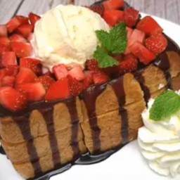 คาราเมลโทสต์ สตรอว์เบอร์รี่และไอศกรีม 2 ลูก