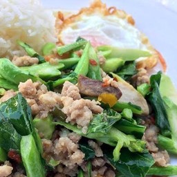 คะน้าหมูสับราดข้าว ไข่ดาว