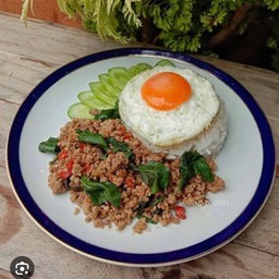ข้าวราดกระเพราหมูสับไข่ดาว