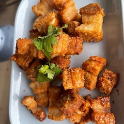 หมูกรอบทอดน้ำปลา