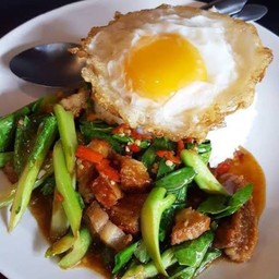 คะน้าสามชั้น ราดข้าว ไข่ดาว