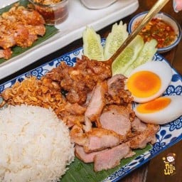 ข้าวคอหมูทอด+ไข่ต้ม+น้ำพริก(เลือกได้)+ผักสด