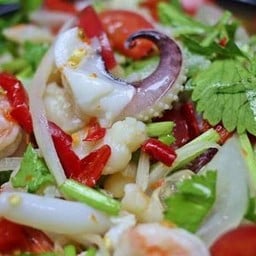 ยำทะเล (กับข้าว)