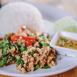 กระเพราไก่ ราดข้าว