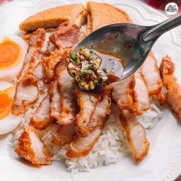 ข้าวหมูทอด 2 หมูโมโห+ไข่ต้ม+น้ำพริก(เลือกได้)+ผัดสด