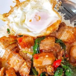 กระเพราสามชั้น ราดข้าว ไข่ดาว