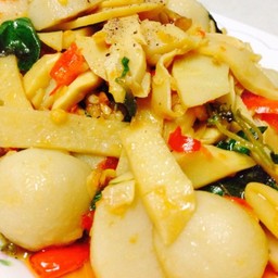 ผัดกระเพราใส่หน่อไม้ราดข้าว