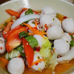 [อร่อยซ่ากับโค้ก] ยำลูกชิ้นปลา +  โค้ก ออริจินัล (ขวด)