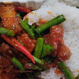 ผัดพริกแกงหมูกรอบราดข้าว