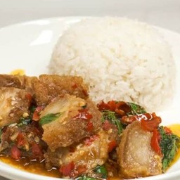 กระเพราสามชั้น ราดข้าว