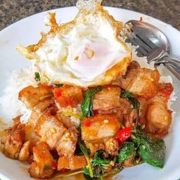 ข้าวกระเพราหมูกรอบ