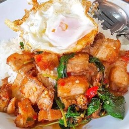 กะเพราหมูกรอบราดข้าว
