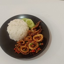 ปลาหมึกคั่วพริกเกลือราดข้าว