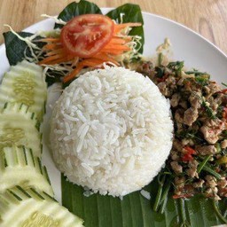กระเพราเนื้อสับราดข้าว