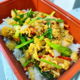 หมูกรอบผัดผงกะหรี่ราดข้าว