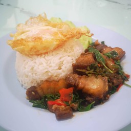 ข้าวราดผัดกระเพราหมูกรอบ