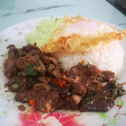 ข้าวราดผัดกะเพราเครื่องใน