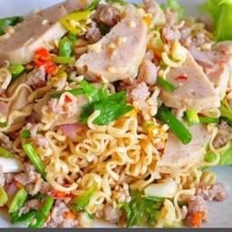 ยำมาม่าหมูยอ