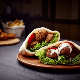 Pita falafel, hummus, chip, salad (sandwich)