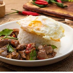 กระเพราเครื่องในไก่ ราดข้าว ไข่ดาว