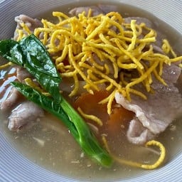 หมี่กรอบราดหน้าหมูหมัก Crispy noodle with pork in gravy sauce