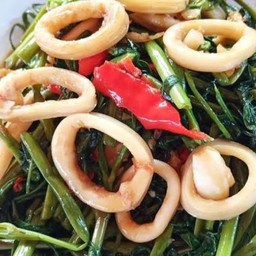 ผัดผักบุ้งใส่ปลาหมึกราดข้าว