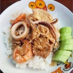 ทะเลทอดกระเทียมราดข้าว