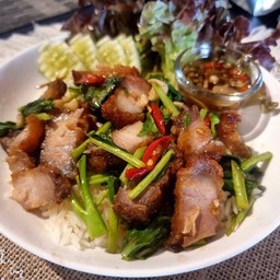 ผัดคะน้าหมูกรอบ