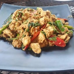 ผัดผงกะหรี่ราดข้าว+ไข่เจียว (หมู ไก่)