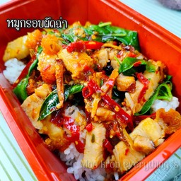 หมูกรอบผัดฉ่า(ราดข้าว)