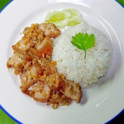 หมูกรอบกระเทียมราดข้าว