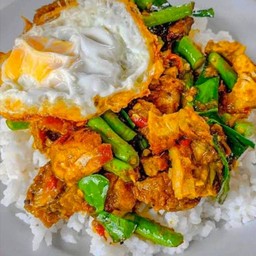 ผัดพริกแกงหมูราดข้าว+ไข่ดาว
