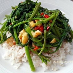 ผัดผักบุ้งราดข้าว