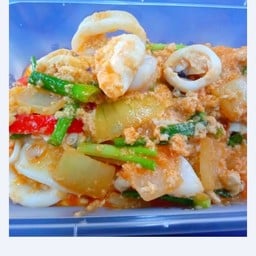 หมึกผัดผงกะหรี่กับข้าว