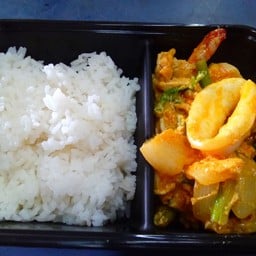 รวมมิตรผัดผงกะหรี่ราดข้าว