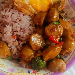 กระเพราลูกชิ้นเนื้อไข่ดาว