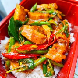 ผัดพริกแกงหมูกรอบ(ราดข้าว)