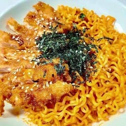 มาม่าซอสเผ็ดเกาหลี + ไก่ทอดทงคัตสึ