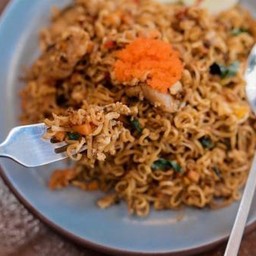 กะเพรามาม่า ไข่กุ้ง