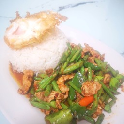 ข้าวราดผัดพริกแกงหมู