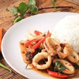 ผัดกระเพราปลาหมึกราดข้าว