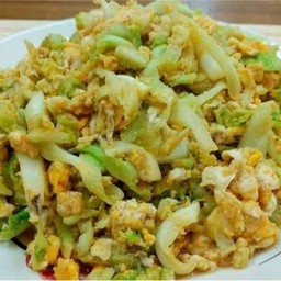 ผัดกะหล่ำใส่ไข่ราดข้าว