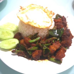 ข้าวราดผัดพริกแกงหมูกรอบ