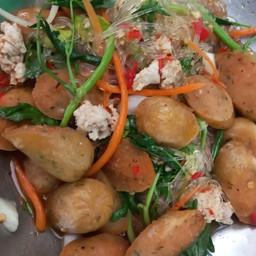 ยำวุ้นเส้น ไส้กรอกกะเพาทอด