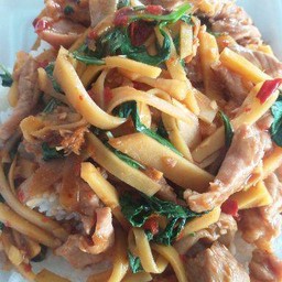 ข้าวราดกะเพราหมูหน่อไม้สด