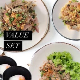 Set หมูรวมสุดคุ้ม (หมูกรอบ หมูอบ หมูบะช่อ กระเพาะ ตับ ไส้)